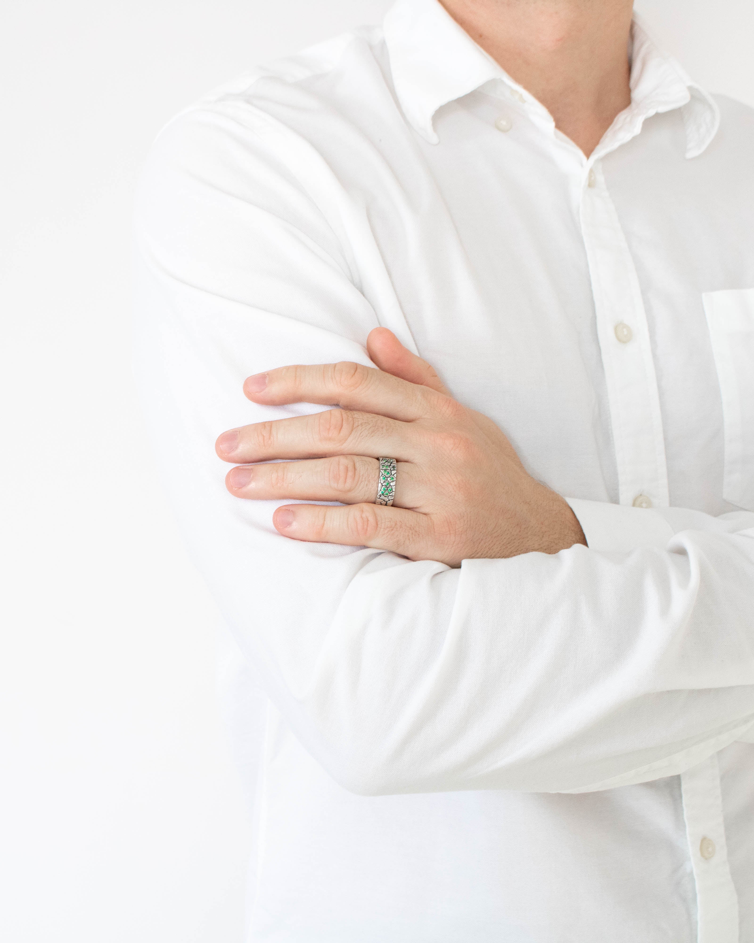 Cobblestone Design Silver Band Ring with Emeralds CZ